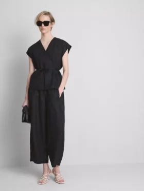 The Edit-linnebluse med V-udskæring og krydsning