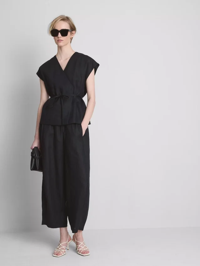 The Edit-linnebluse med V-udskæring og krydsning