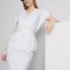 The Edit-linnebluse med V-udskæring og krydsning