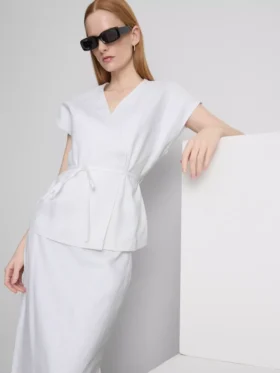 The Edit-linnebluse med V-udskæring og krydsning