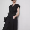 The Edit-linnebluse med V-udskæring og krydsning