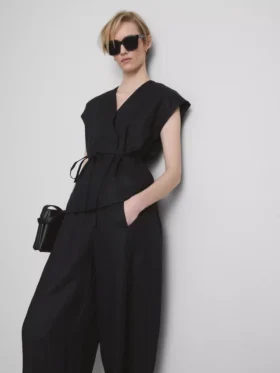 The Edit-linnebluse med V-udskæring og krydsning