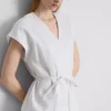The Edit-linnebluse med V-udskæring og krydsning