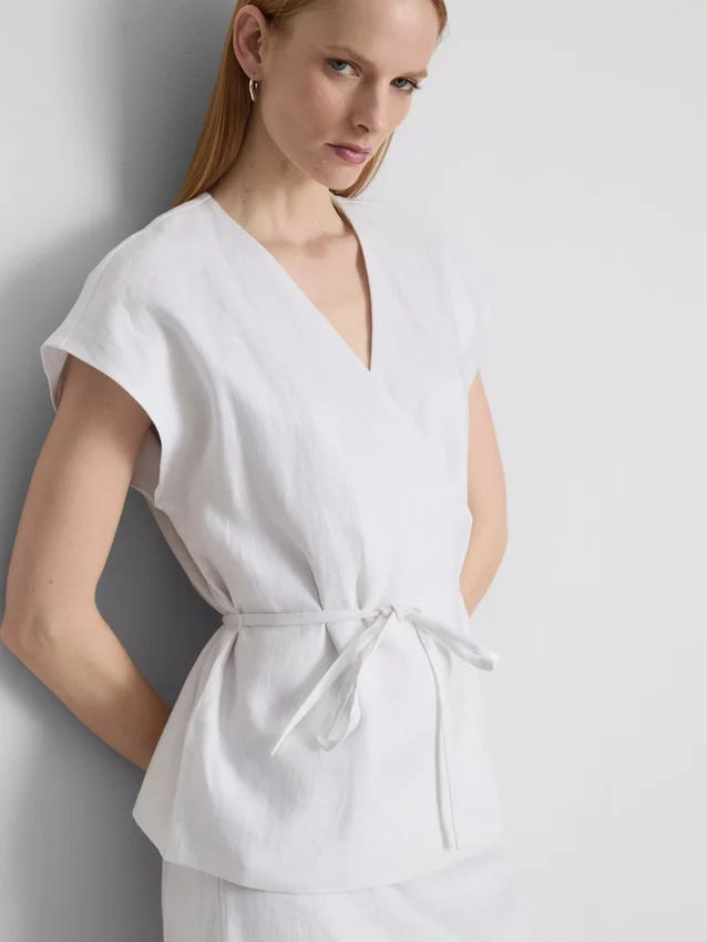 The Edit-linnebluse med V-udskæring og krydsning