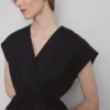 The Edit-linnebluse med V-udskæring og krydsning
