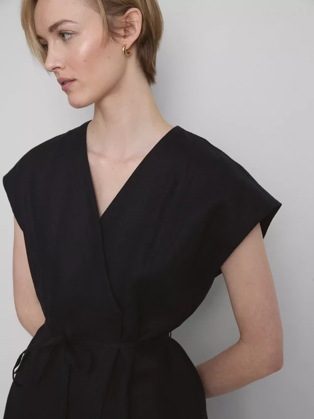 The Edit-linnebluse med V-udskæring og krydsning