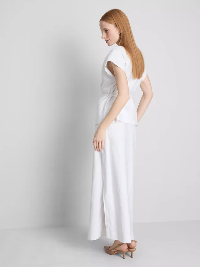 The Edit-linnebluse med V-udskæring og krydsning