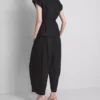The Edit-linnebluse med V-udskæring og krydsning
