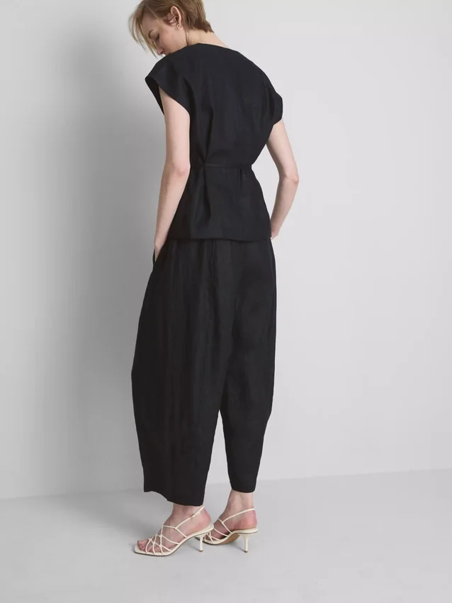 The Edit-linnebluse med V-udskæring og krydsning