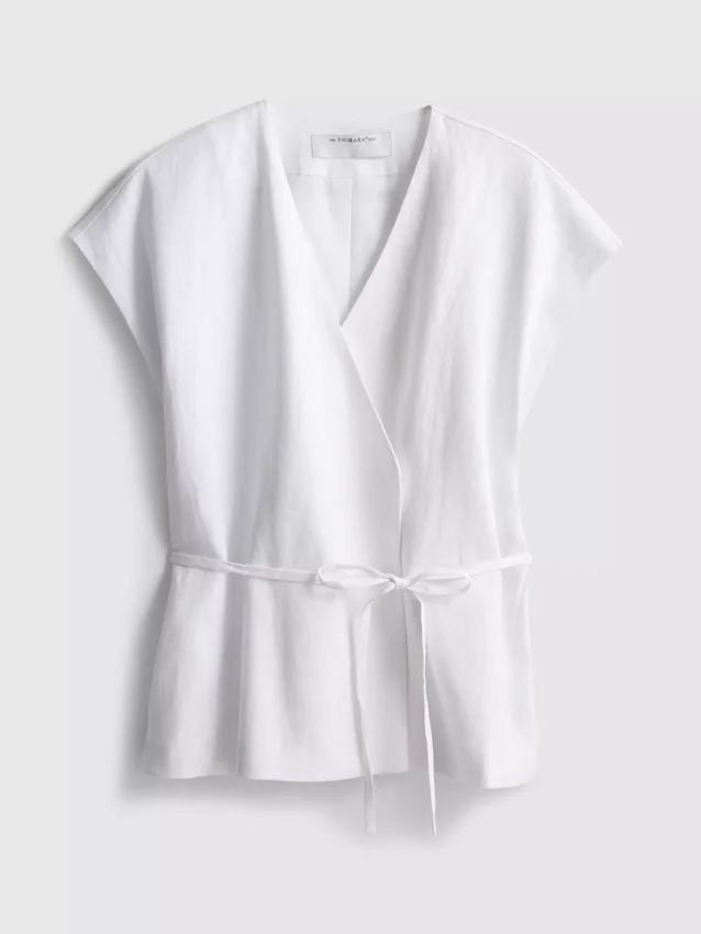 The Edit-linnebluse med V-udskæring og krydsning