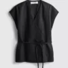 The Edit-linnebluse med V-udskæring og krydsning