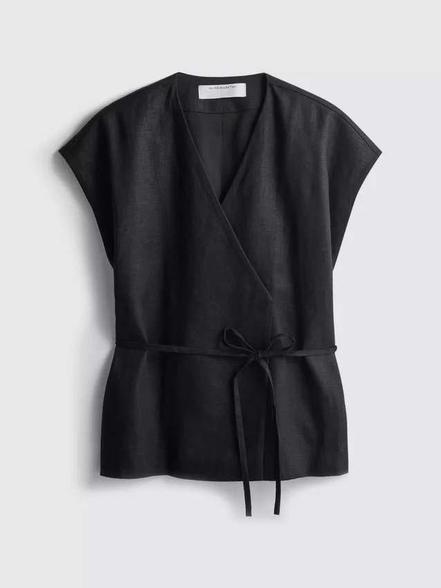 The Edit-linnebluse med V-udskæring og krydsning