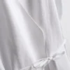 The Edit-linnebluse med V-udskæring og krydsning