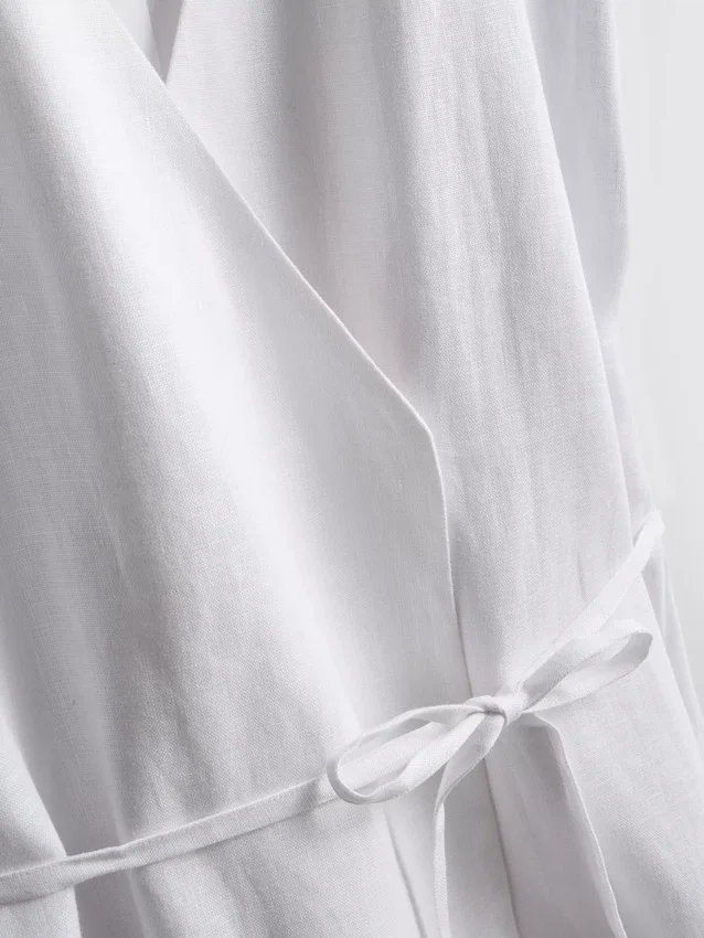 The Edit-linnebluse med V-udskæring og krydsning
