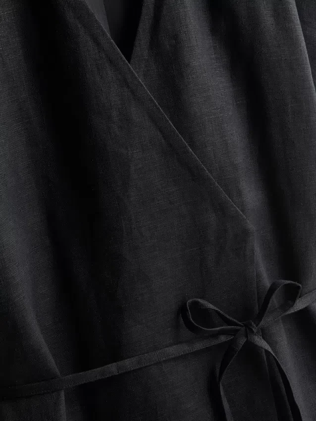 The Edit-linnebluse med V-udskæring og krydsning