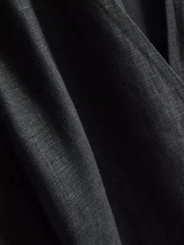 The Edit-linnebluse med V-udskæring og krydsning
