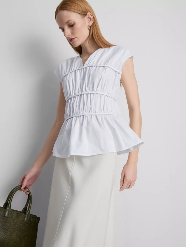 The Edit poplin-top med rynket V-hals
