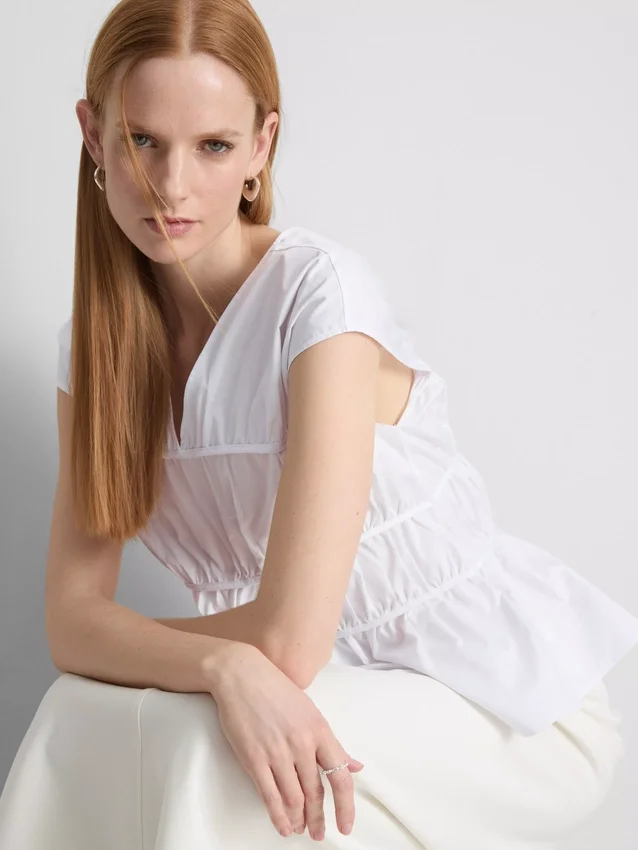 The Edit poplin-top med rynket V-hals