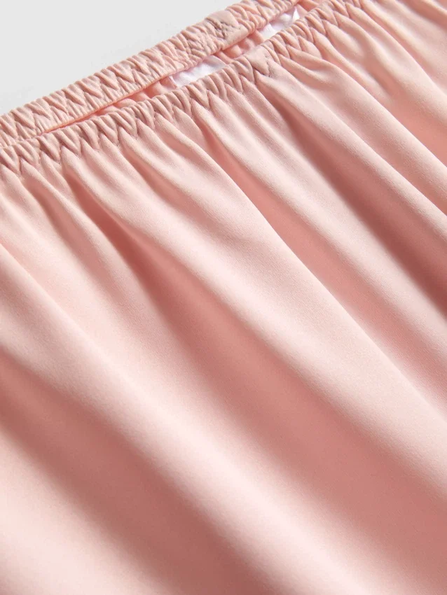 The Edit pyjama shorts i satin med blonder