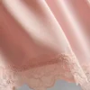 The Edit pyjama shorts i satin med blonder