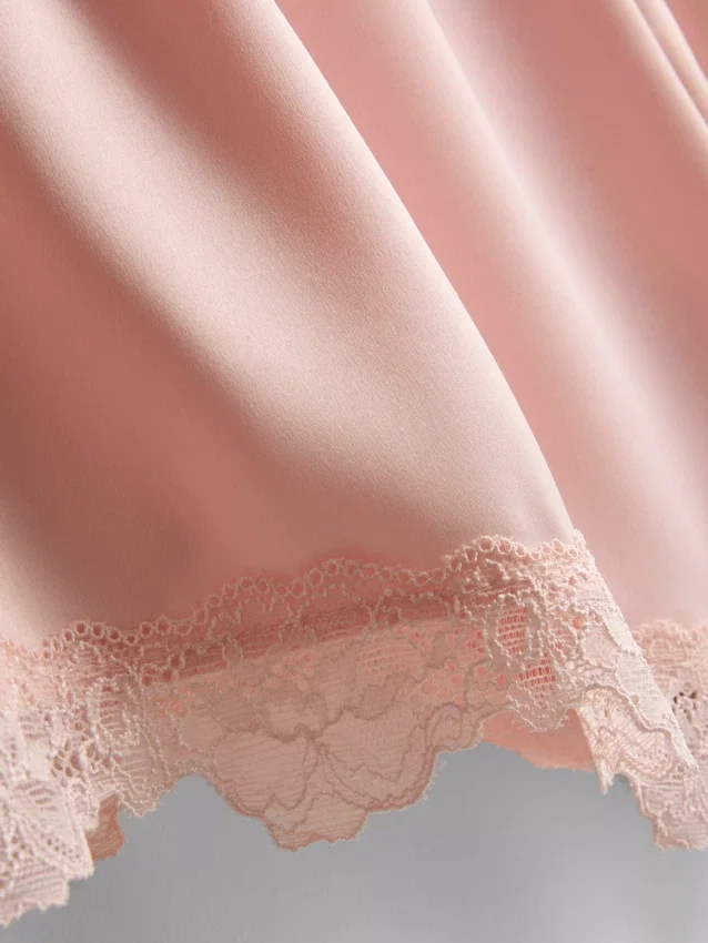 The Edit pyjama shorts i satin med blonder