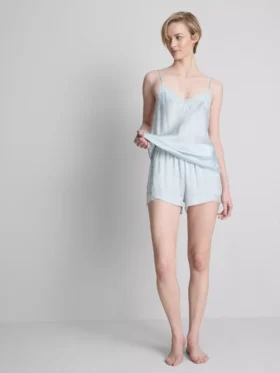The Edit pyjamasser-shorts i silke-blanding