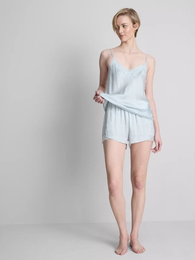The Edit pyjamasser-shorts i silke-blanding