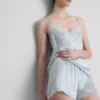 The Edit pyjamasser-shorts i silke-blanding