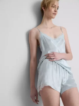The Edit pyjamasser-shorts i silke-blanding