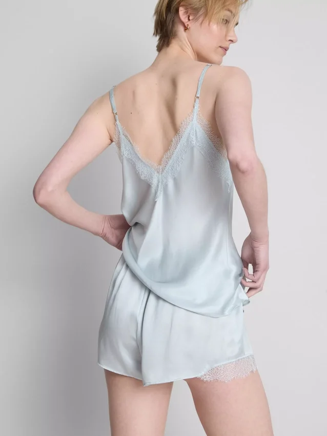 The Edit pyjamasser-shorts i silke-blanding