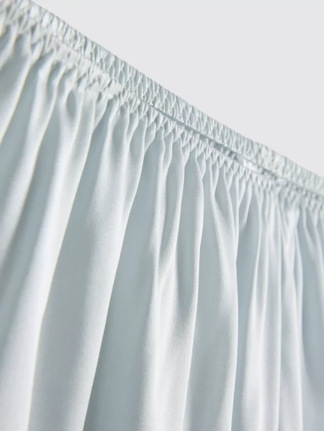 The Edit pyjamasser-shorts i silke-blanding