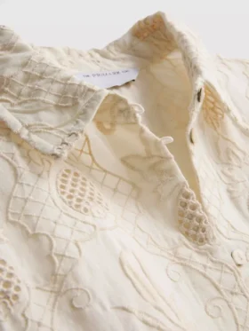 The Edit-skjorte med buet forneden og broderi