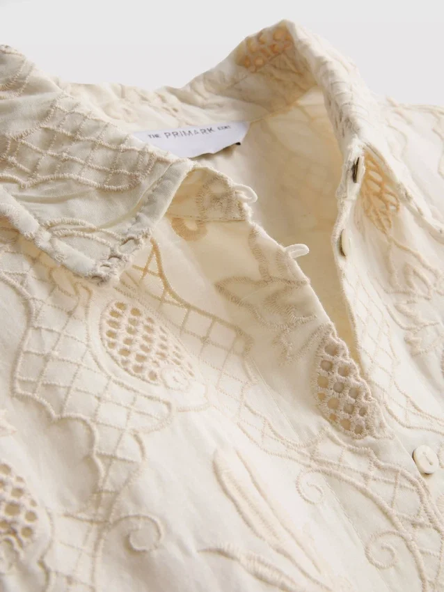 The Edit-skjorte med buet forneden og broderi