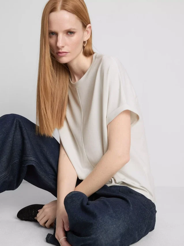 The Edit-t-shirt med synlige sømdetaljer