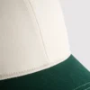 To-farvet baseballkasket