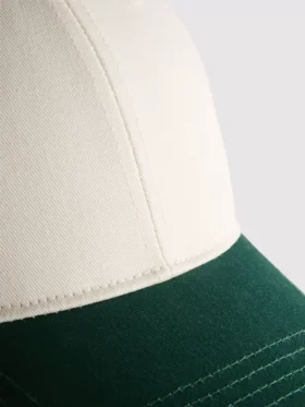 To-farvet baseballkasket