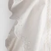 Top i bomuld med broderi og bølget kant på ærmerne