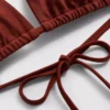 Trekantet bikini-top med kædedetaljer