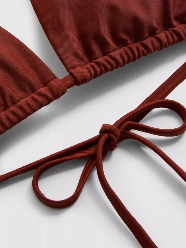 Trekantet bikini-top med kædedetaljer
