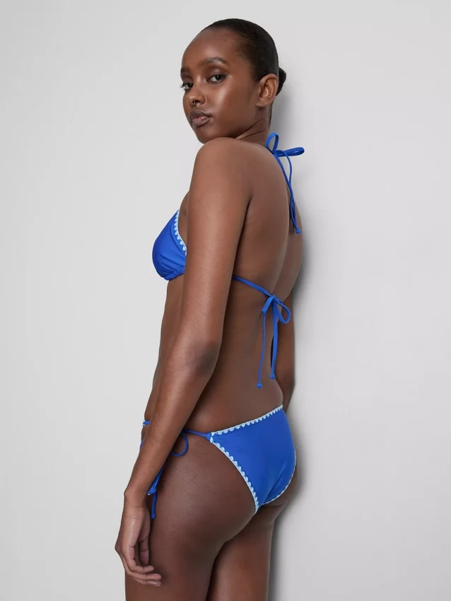 Trekantet bikinitop med syede detaljer