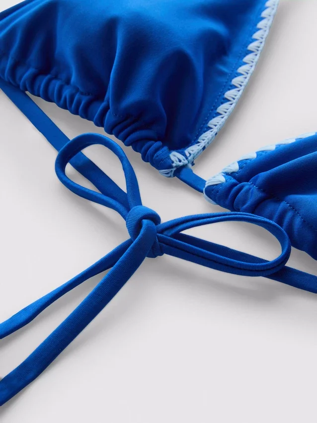 Trekantet bikinitop med syede detaljer