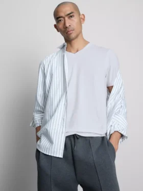 V-halset, tætsiddende stretch-T-shirt