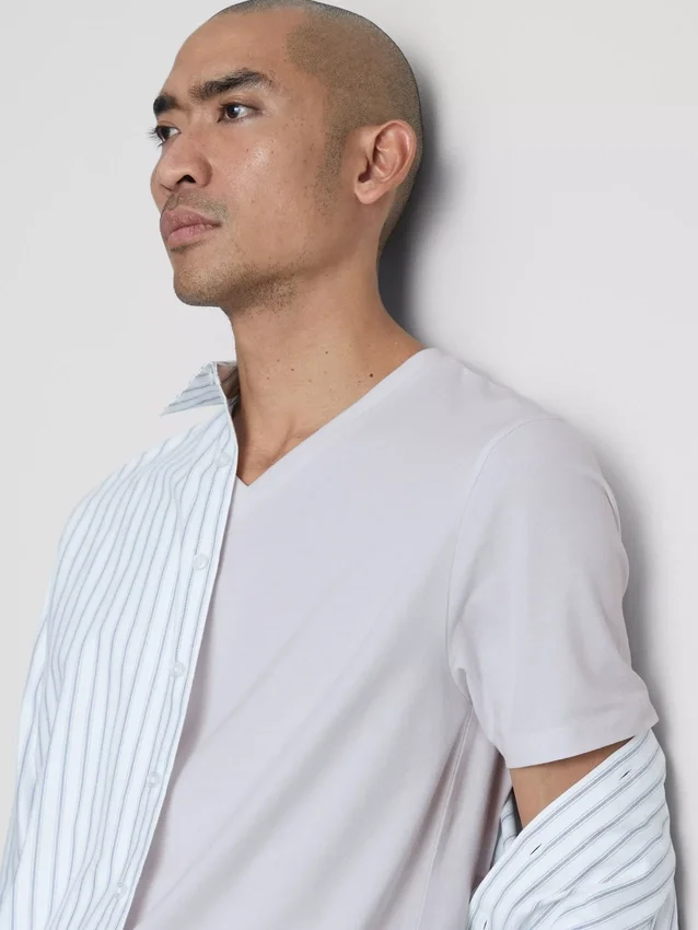V-halset, tætsiddende stretch-T-shirt