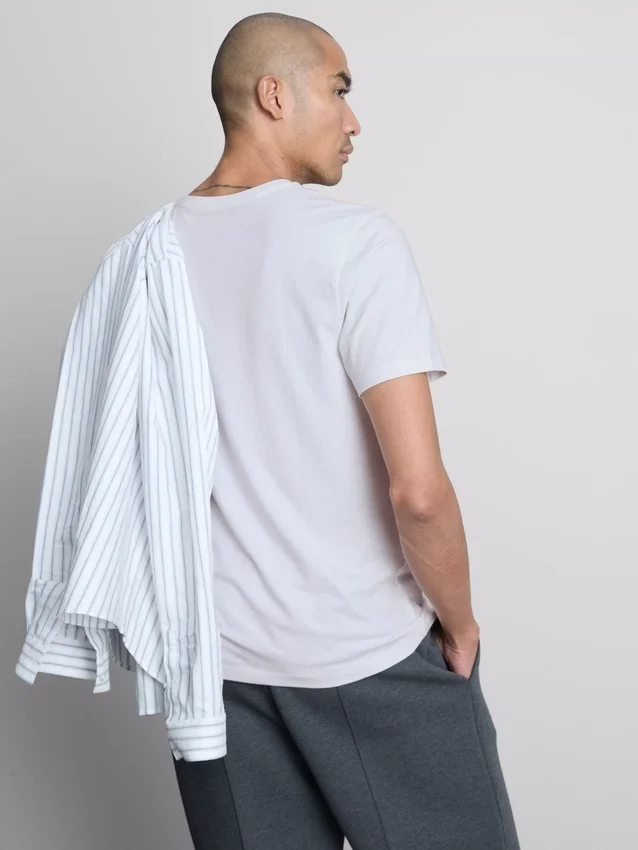 V-halset, tætsiddende stretch-T-shirt