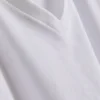 V-halset, tætsiddende stretch-T-shirt