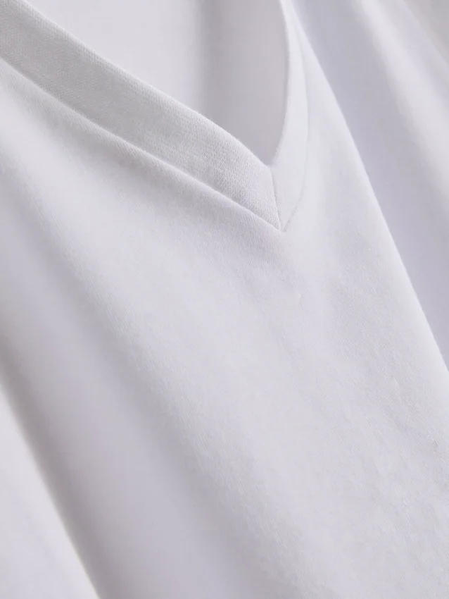 V-halset, tætsiddende stretch-T-shirt