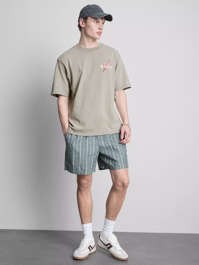 Vasket T-shirt med japansk grafisk print