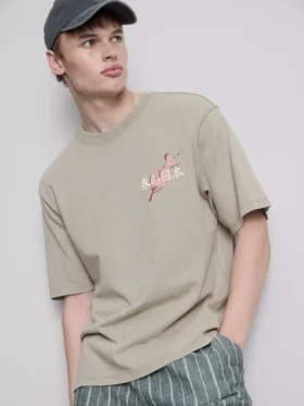 Vasket T-shirt med japansk grafisk print