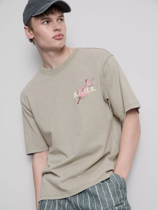 Vasket T-shirt med japansk grafisk print