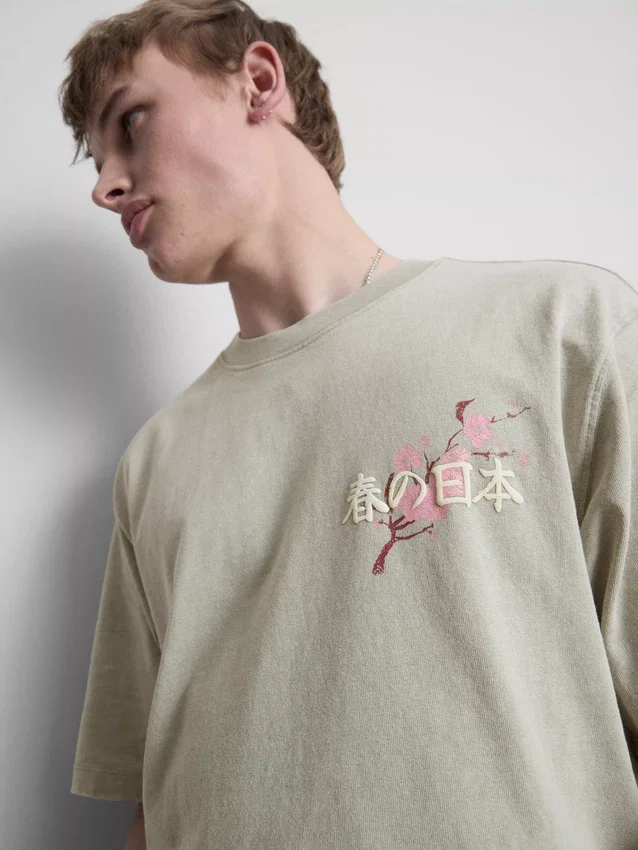 Vasket T-shirt med japansk grafisk print